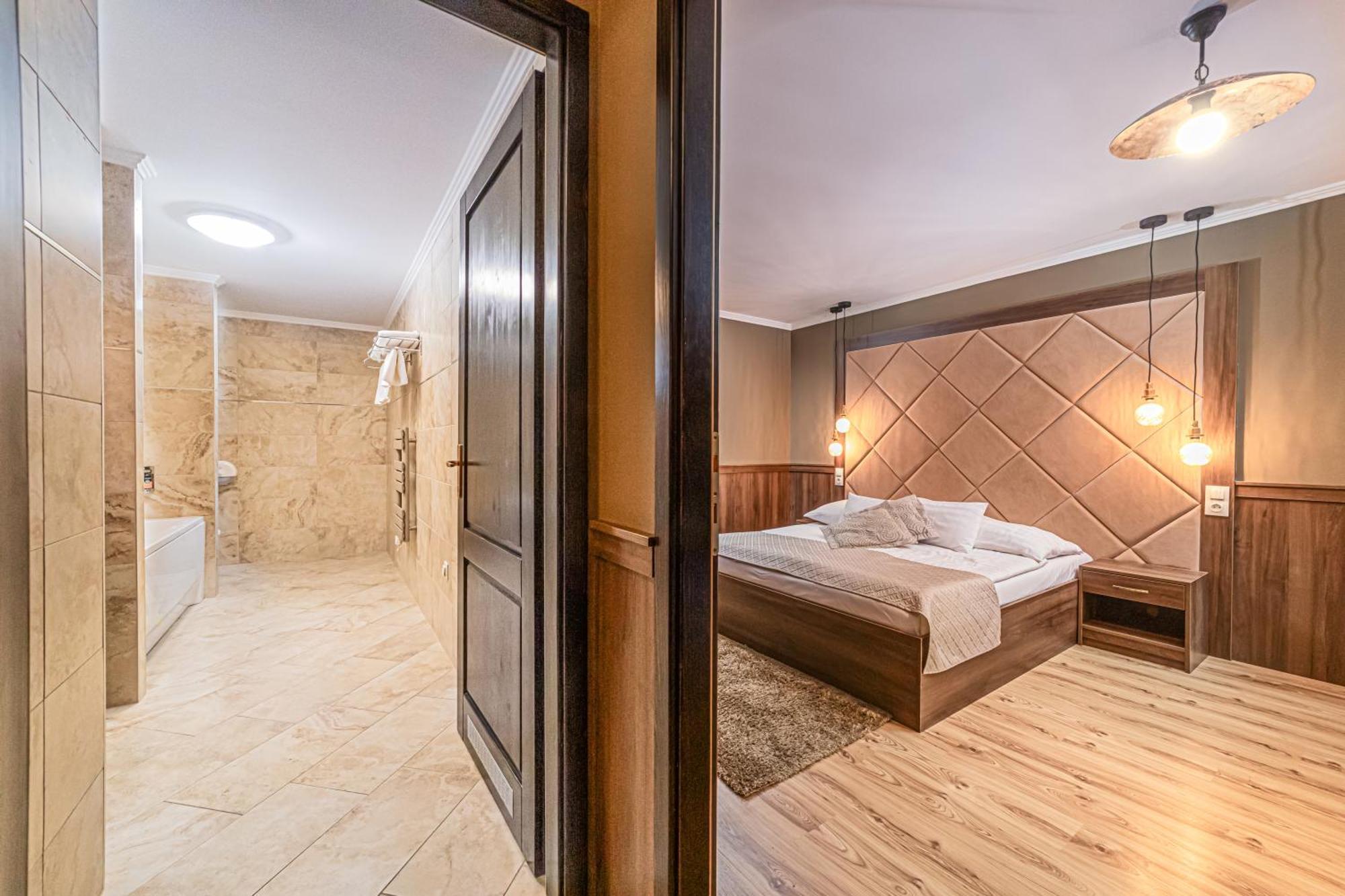 Komló Hotel Gyula Exterior foto